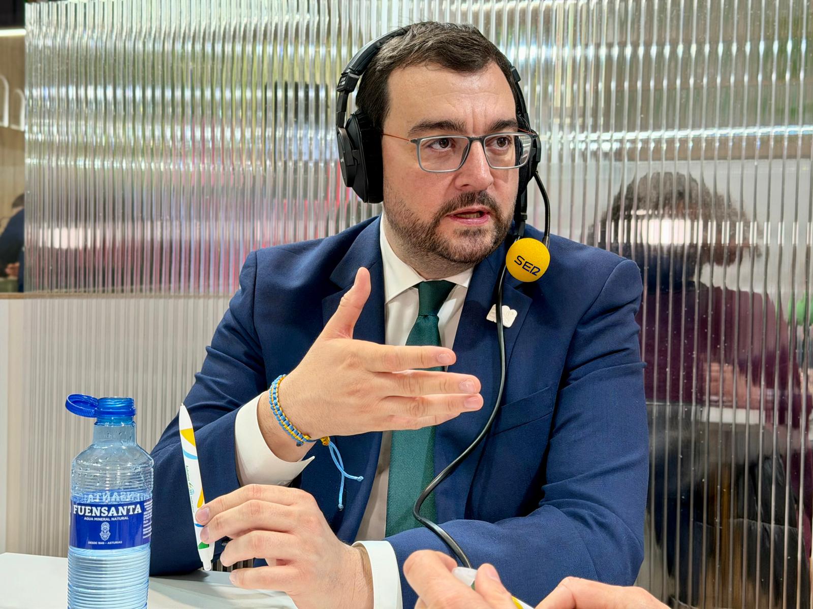 Adrián Barbón durante la entrevista en el set de la SER en Fitur.