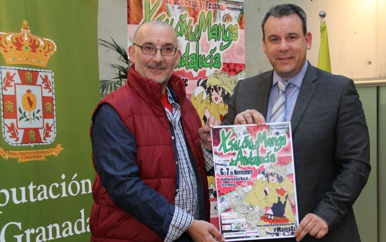 El organizador del X Salón del Manga de Andalucía que se celebra en Granada, Alejandro Casasola, y el diputado Mariano Lorente presentan el certamen