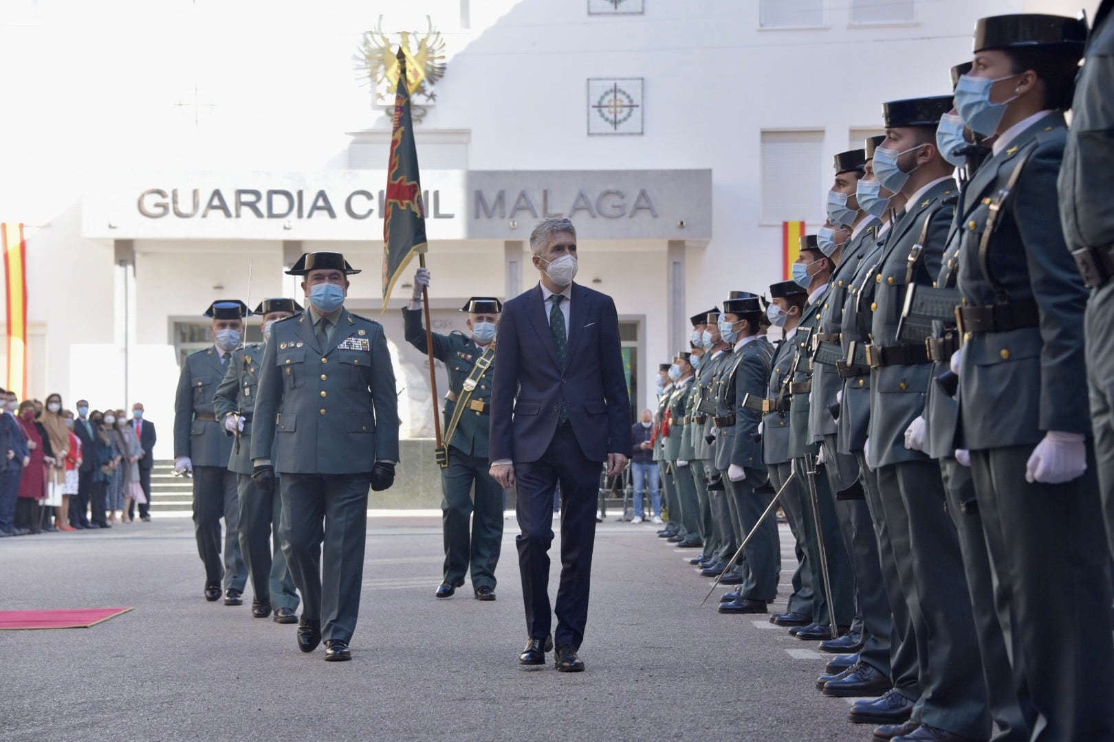 Grande-Marlaska pasando revista este viernes en la comandancia de Málaga