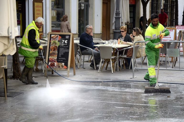 Operarios de urbaser limpian la calle Larga de Jerez