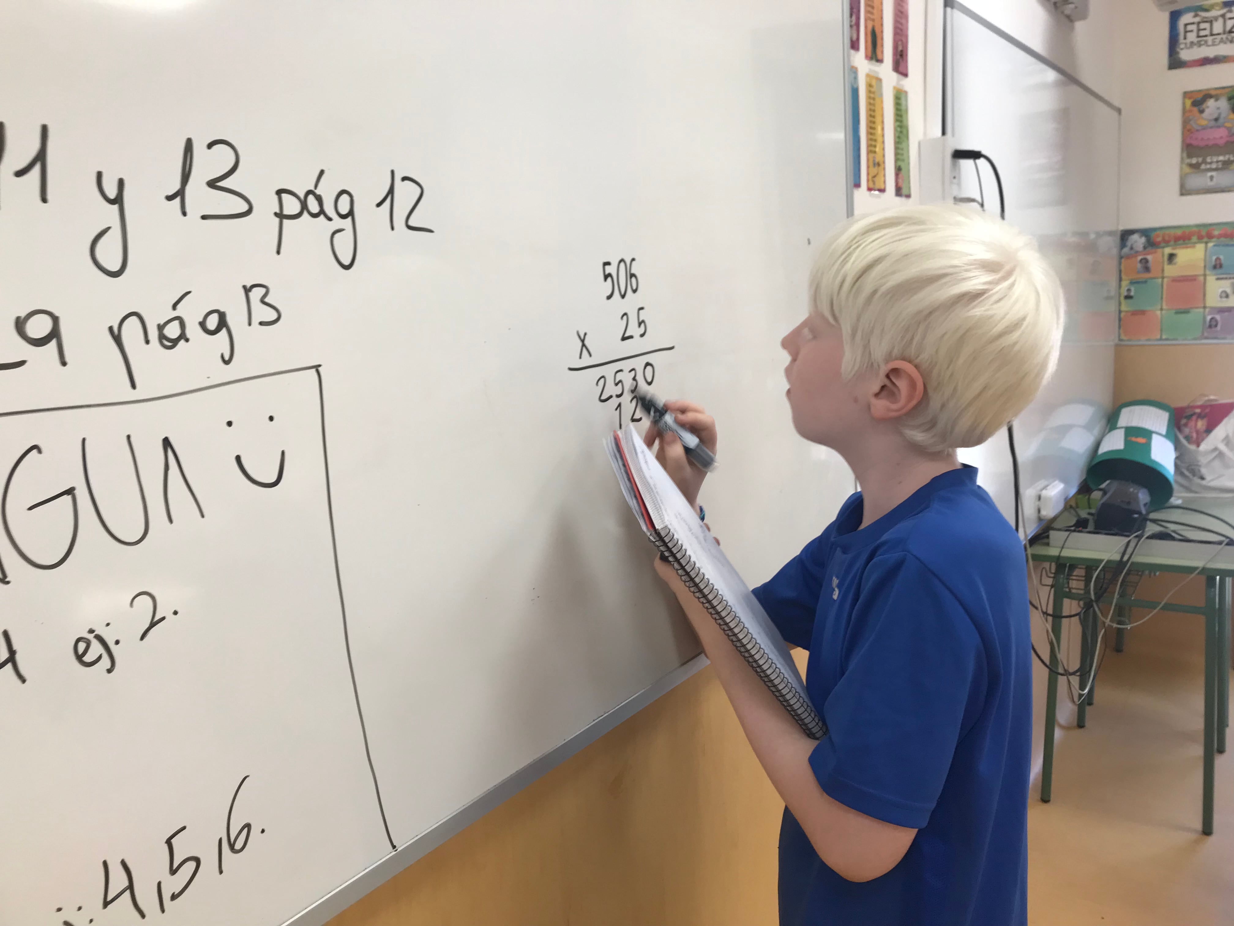 Hernán Belmar en la pizarra de su aula haciendo ejercicios de Matemáticas.