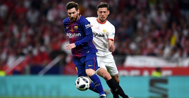 Clement Lenglet trata de quitarle la pelota a Leo Messi durante la pasada final de la Copa del Rey