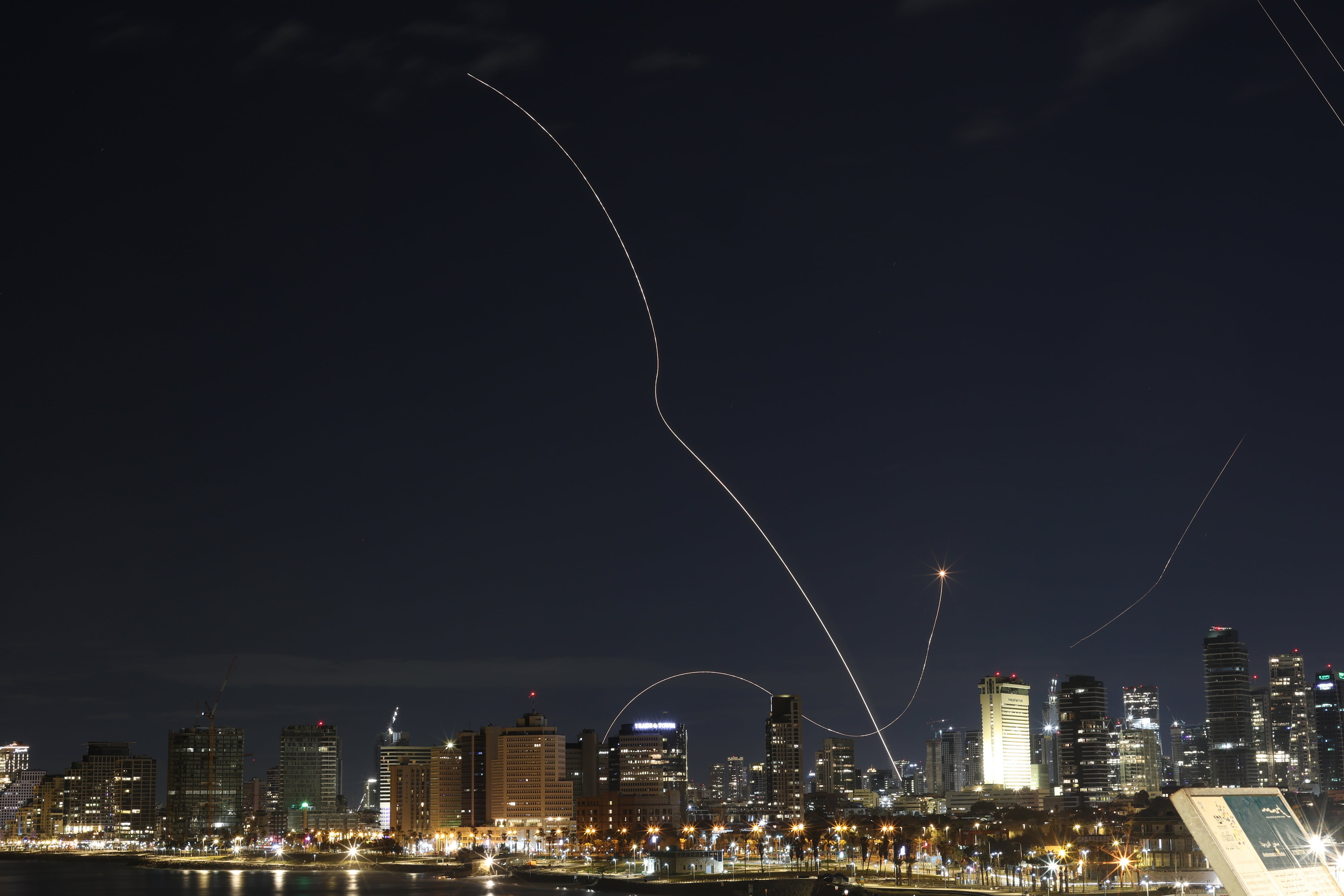 Imágenes de los ataques de Irán sobre Israel, este domingo.