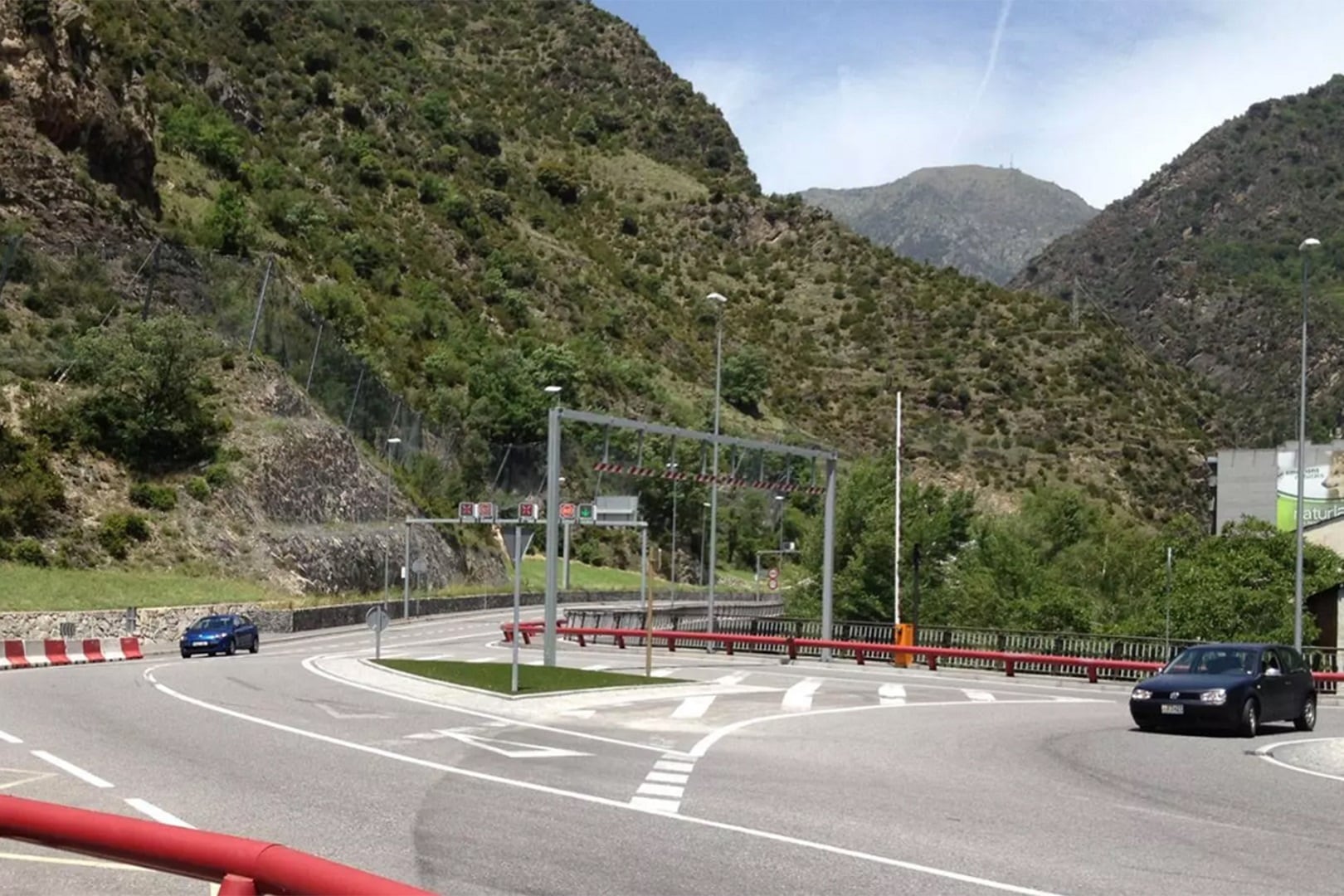 Indret on acaba, temporalment, el vial de Sant Julià, a la plaça laurèdia.