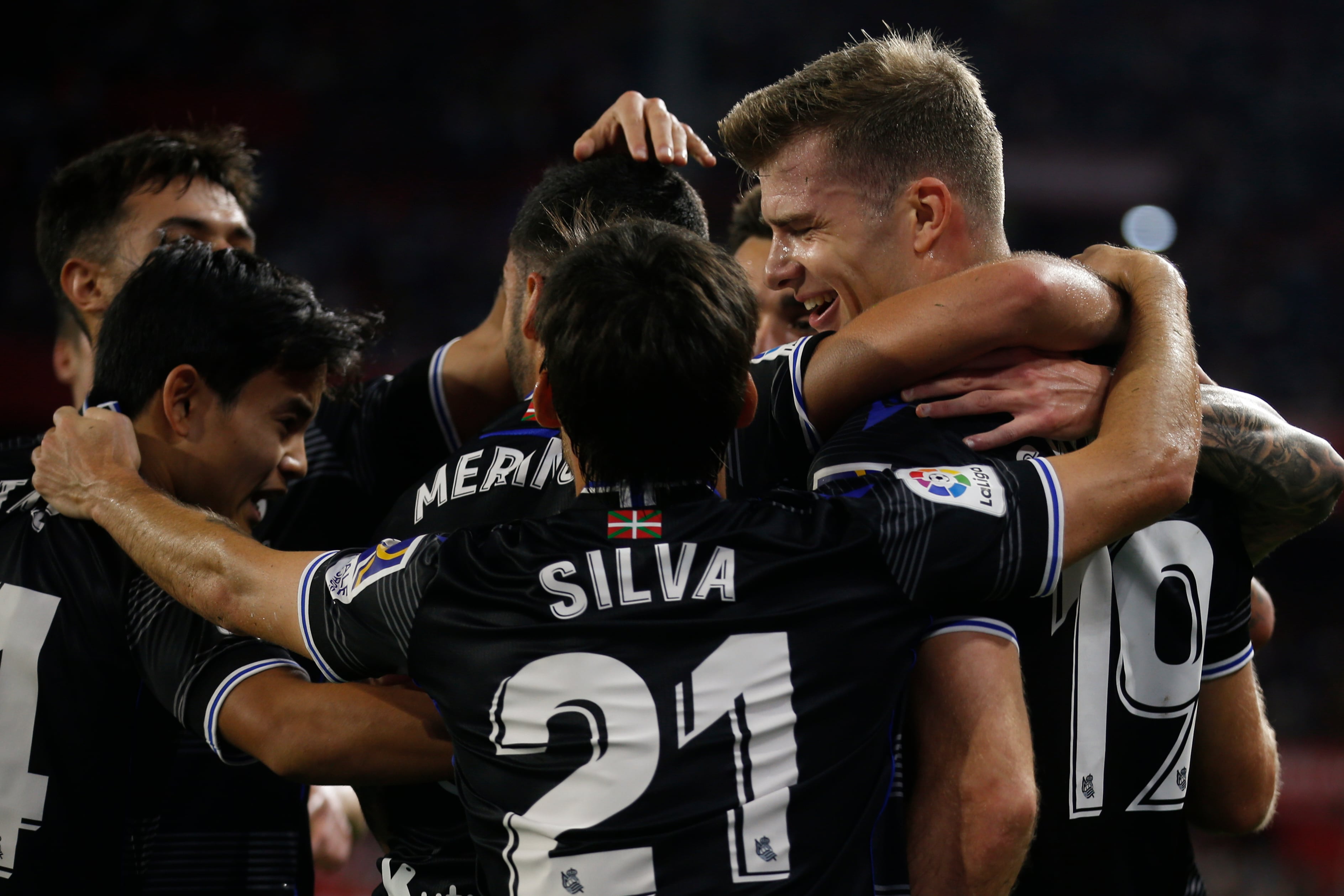Sevilla, 25/10/2022.- Los jugadores de la Real Sociedad celebran el primer gol del equipo donostiarra durante el encuentro correspondiente a la jornada catorce de primera división que disputan hoy miércoles frente al Sevilla en el estadio Sánchez Pizjuán, en Sevilla. EFE/José Manuel Vidal.