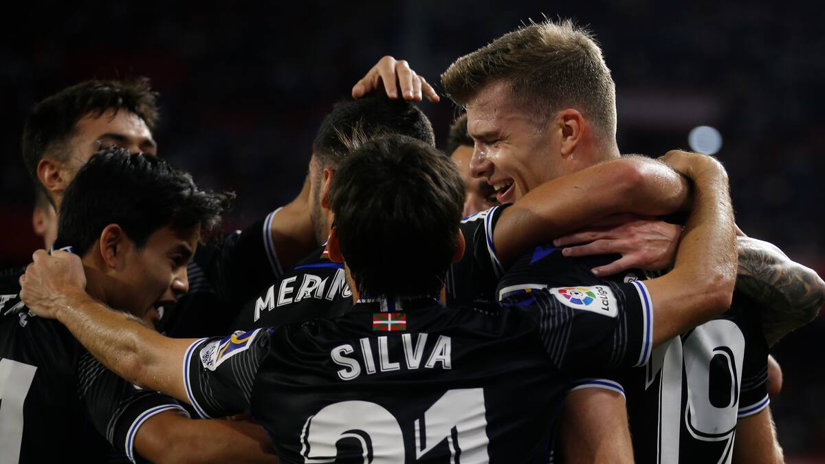 La Real juega con fuego, pero gana en Sevilla y llega al parón en Champions