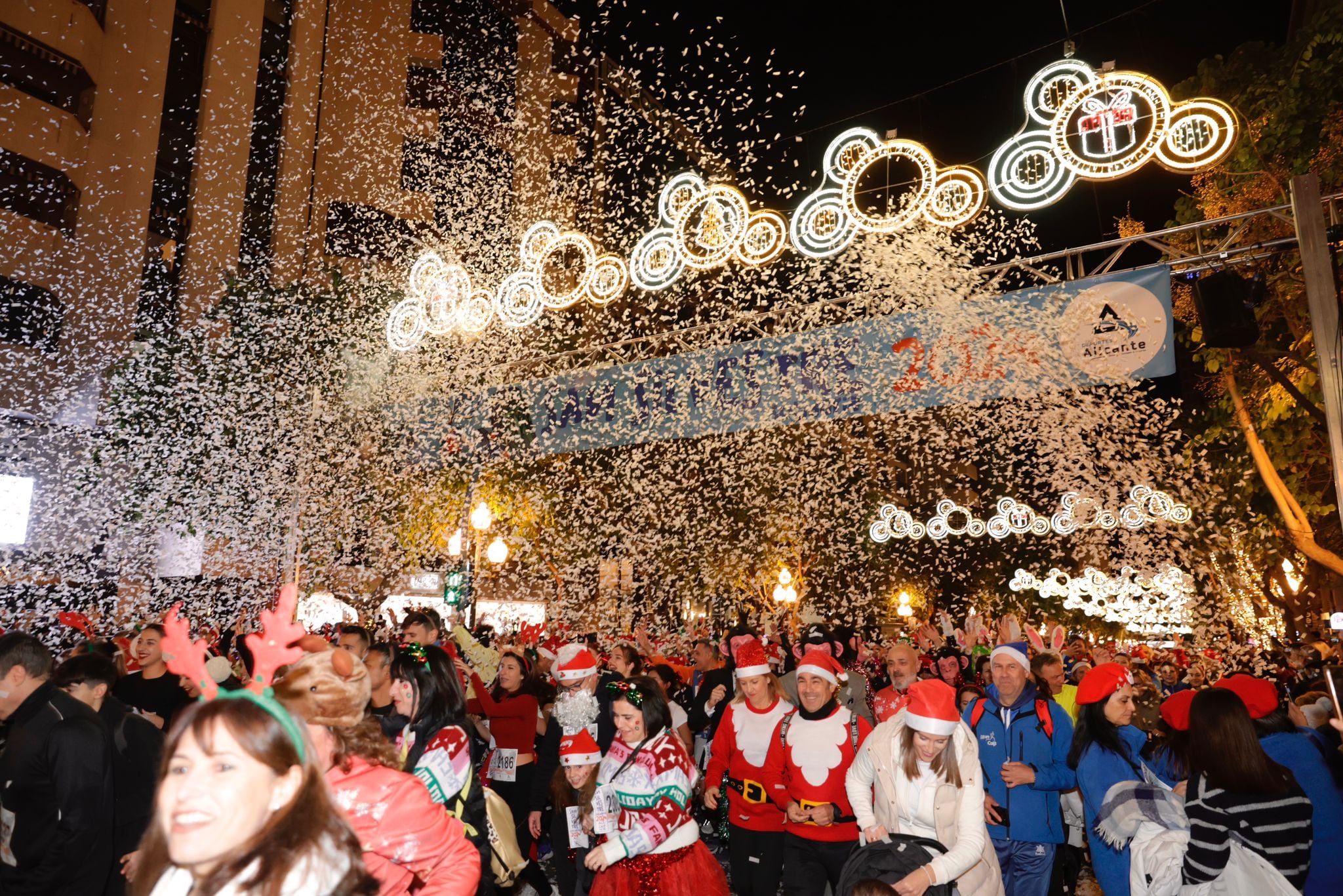 Imagen de la San Silvestre Solidaria, celebrada este viernes por el centro de la ciudad. Foto: Ayuntamiento de Alicante