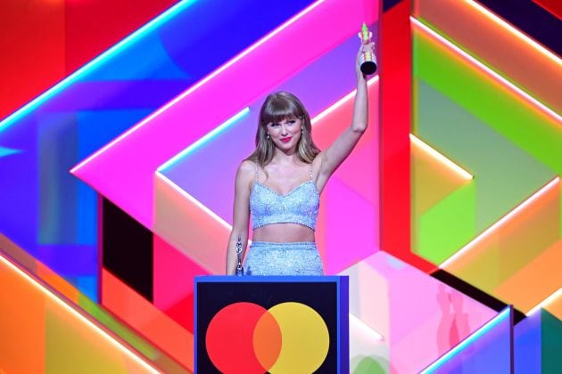 Taylor Swift recoge su premio.