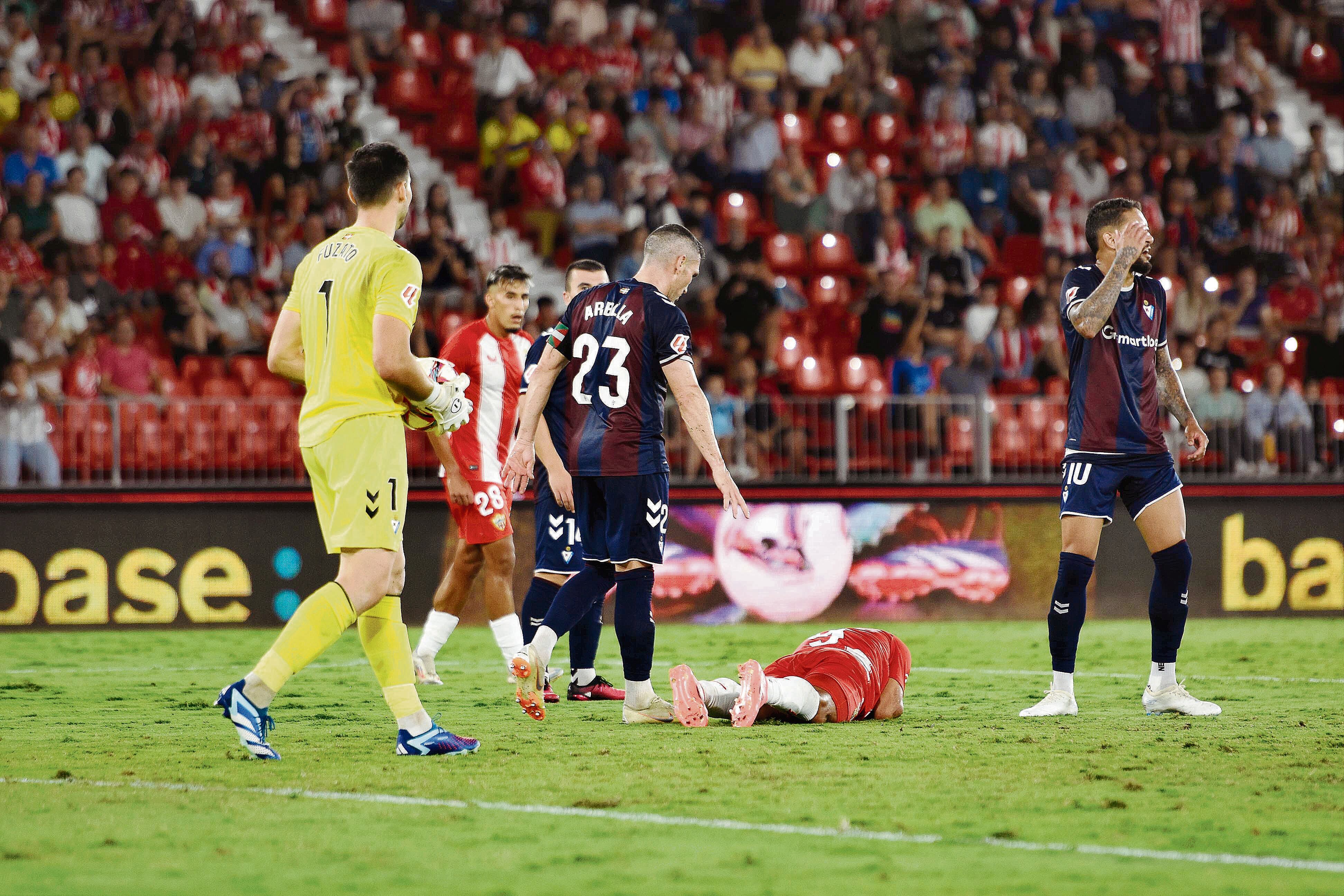 Luis Suárez por el suelo en el Almería-Eibar, que finalizó con empate a dos en el Mediterráneo.