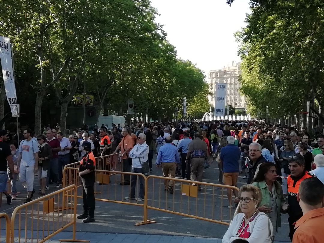 Largas colas para degustar la tarta de San Lorenzo