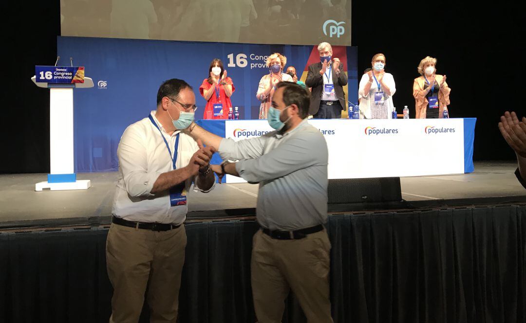 Paco Núñez felicita a Benjamín Prieto tras su elección en el congreso provincial del PP de Cuenca.