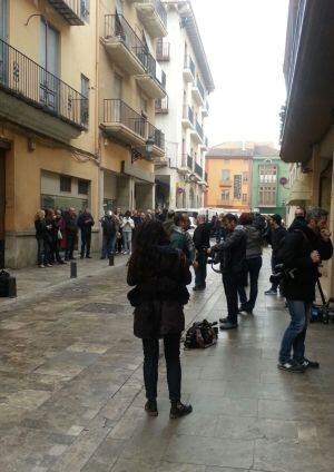 Periodistas y curiosos en la puerta de la casa de Alfonso Rus