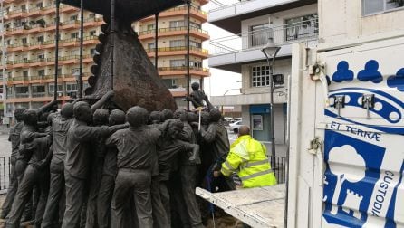 Operarios retirando la pintura del monumento