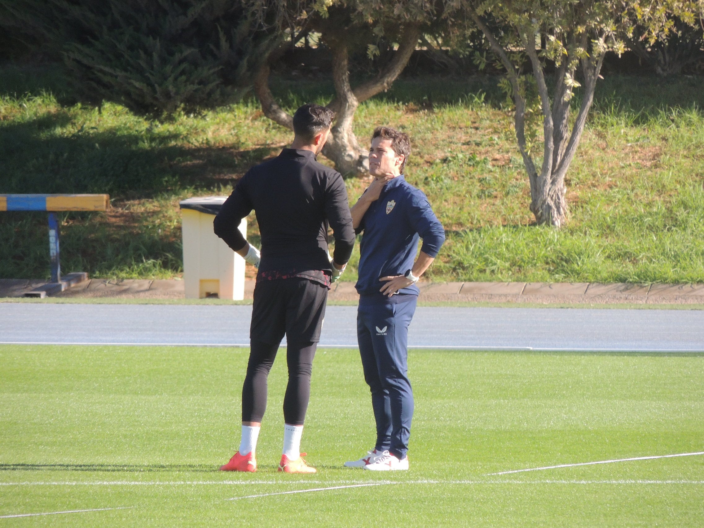 Rubi y Pacheco hablando antes de comenzar el entrenamiento.