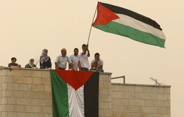 Palestinos ondeando su bandera.