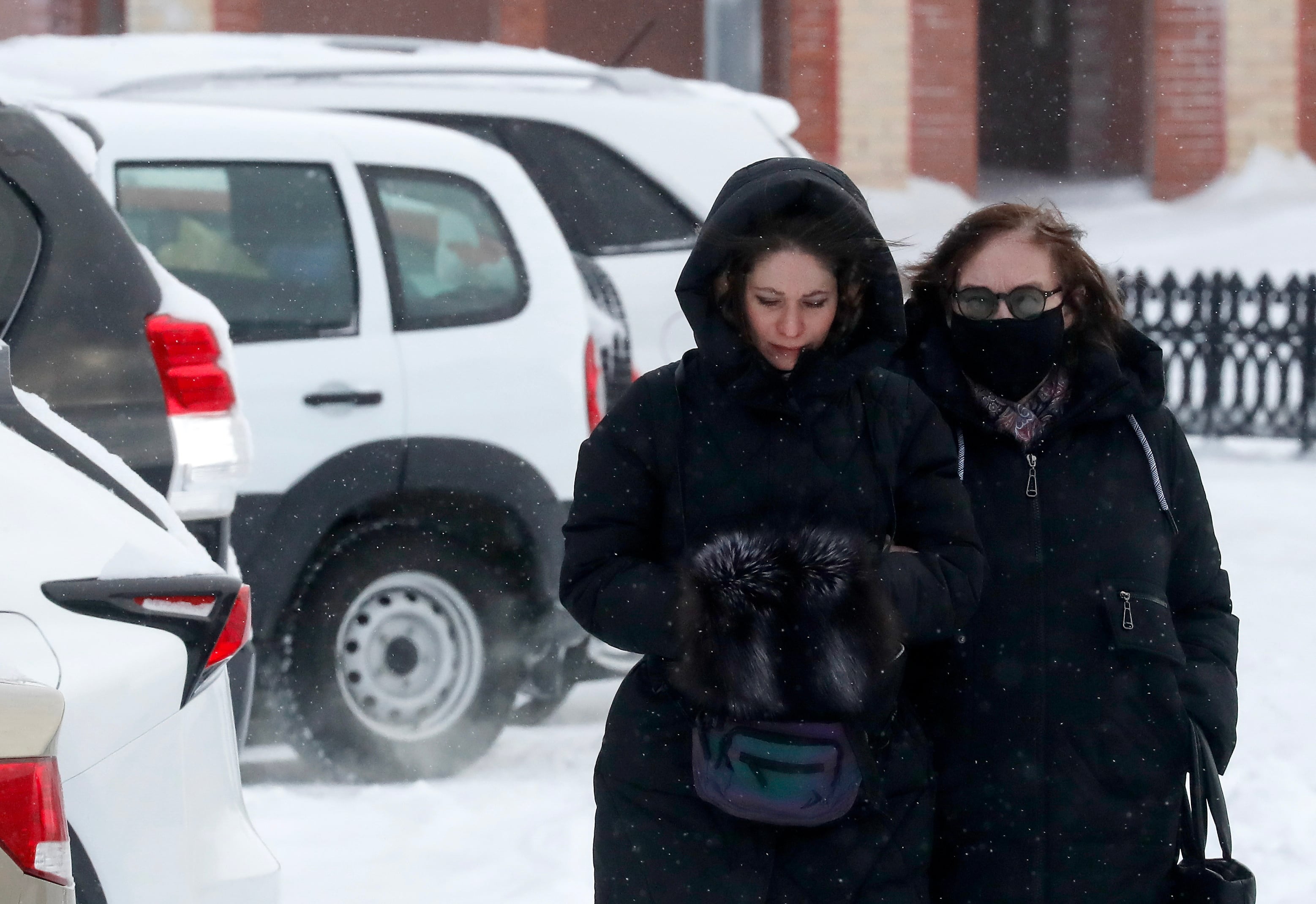 Salekhard (Russian Federation), Lyudmila Navalnaya (R), mother of Alexei Navalny, camina acompañada por una abogada. EFE/EPA/ANATOLY MALTSEV