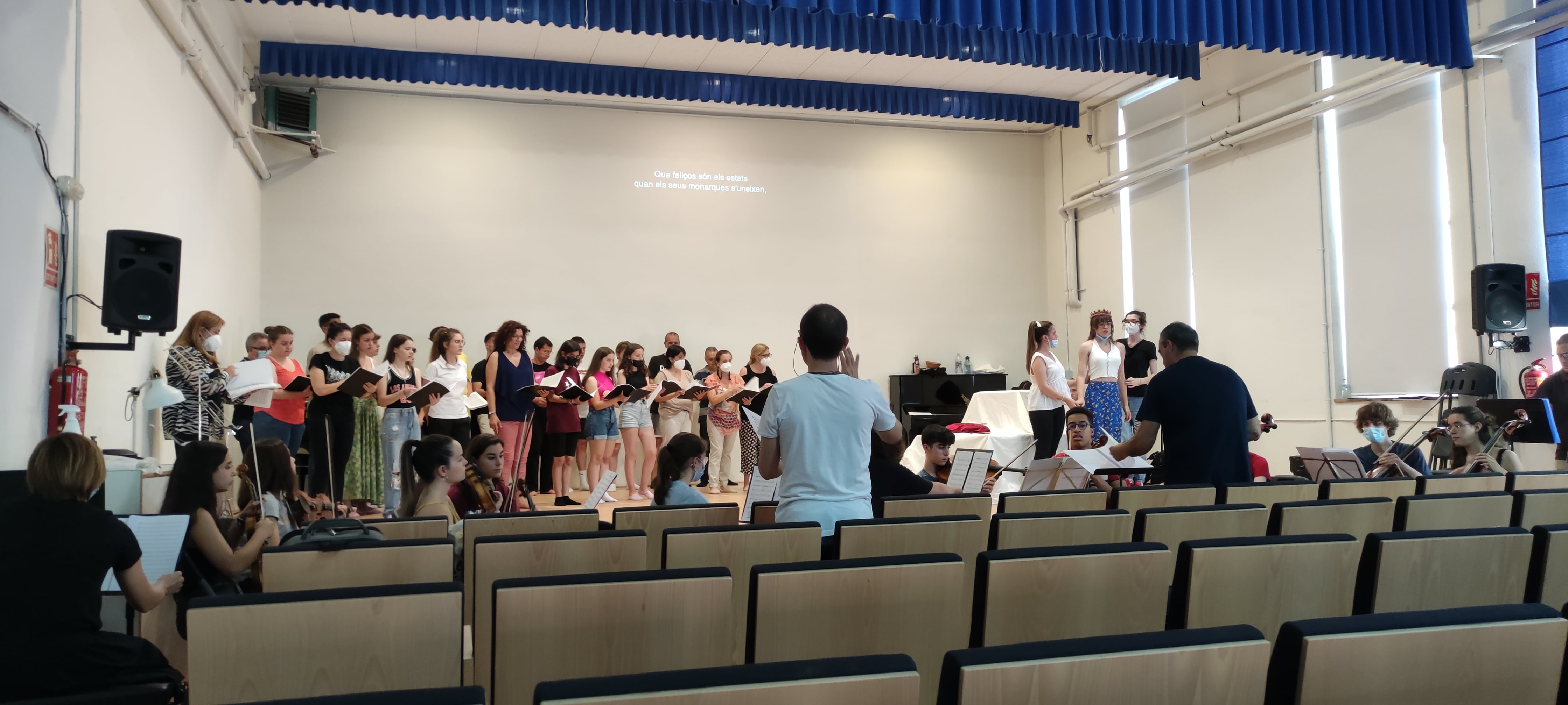 Els membres del cor i l'orquestra del conservatori Josep Melcior Gomis fent un assaig