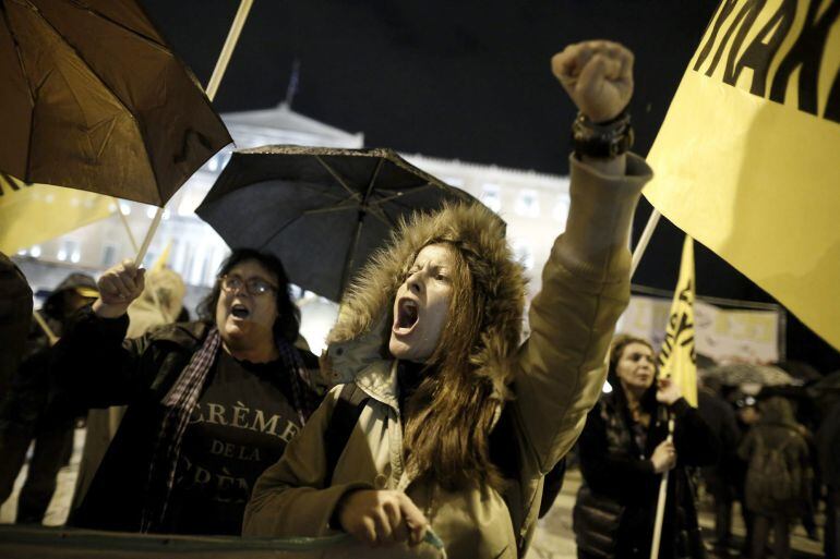 KOLE02. Athens (Greece), 07/12/2014.- Protesters shout slogans during a rally outside of the Parliament, in Athens, Greece, 07 December 2014. The rally called by labour unions outside the Parliament to protest the 2015 state budget. (Protestas, Grecia, At