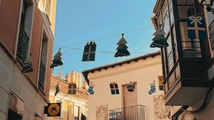 En tiempo de Hoy por Hoy Peñafiel repasamos los adornos navideños de Peñafiel realizados por los integrantes del taller ocupacional de la villa. Hablamos con Marta Sanz, una de las responsables, y dos usuarias: Conchi Paniagua y María Álvarez.