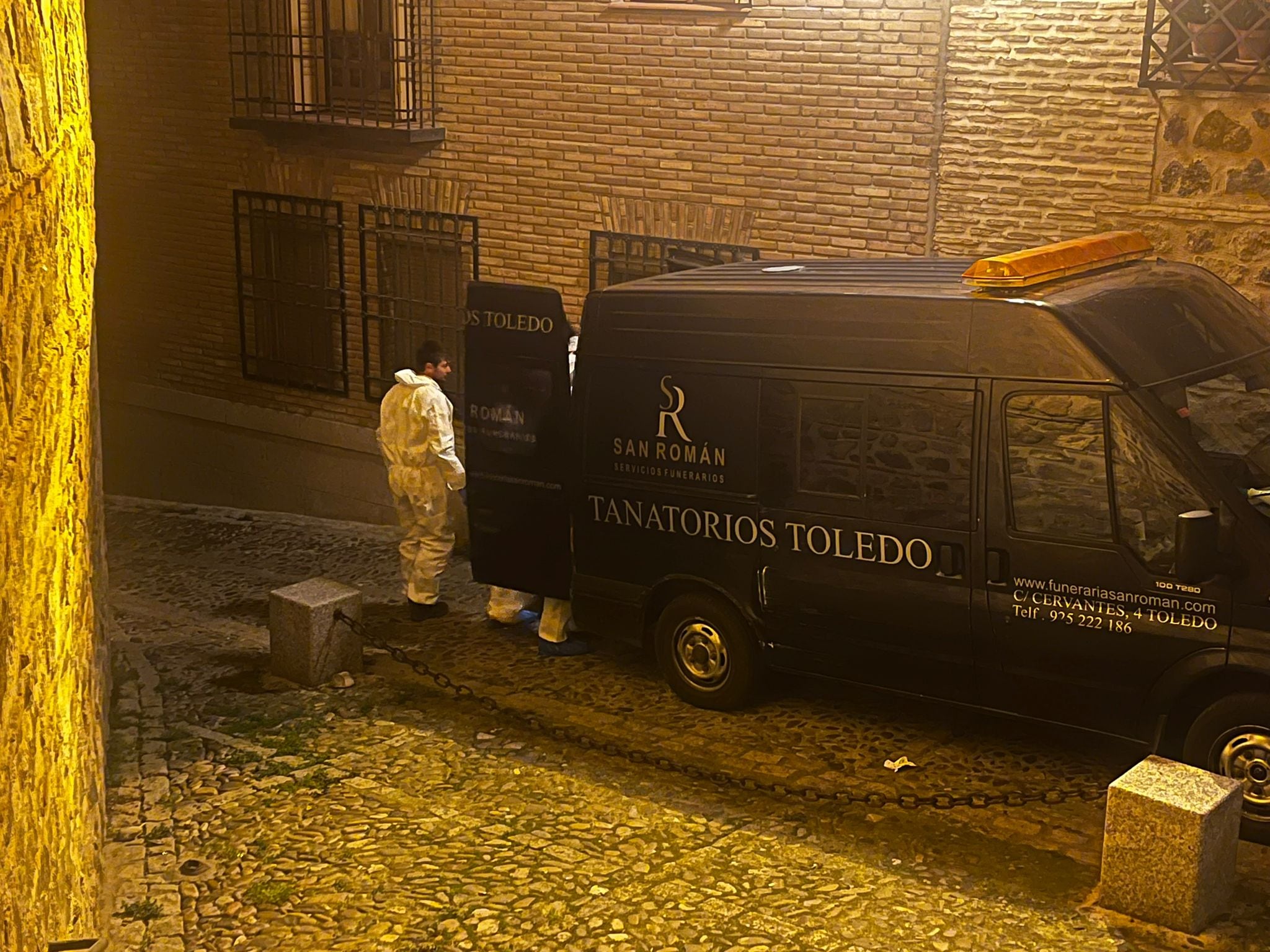 Los trabajadores de la funeraria de Toledo proceden a recoger los cuatro cadáveres hallados en una vivienda del Casco Histórico