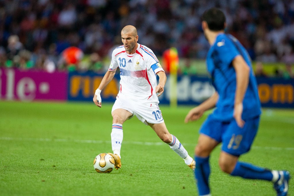 Zinedine Zidane conduce un balón durante la final del Mundial e Alemania 2006.