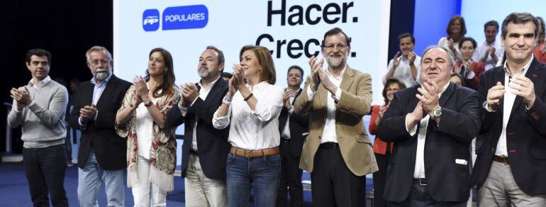 GRA185. TOLEDO, 02/05/2015.- El presidente del Gobierno y del Partido Popular, Mariano Rajoy (3d), durante el acto de presentación hoy de la candidata del PP a la reelección en la Presidencia de Castilla-La Mancha, María Dolores de Cospedal (4d). EFE/Ismael Herrero