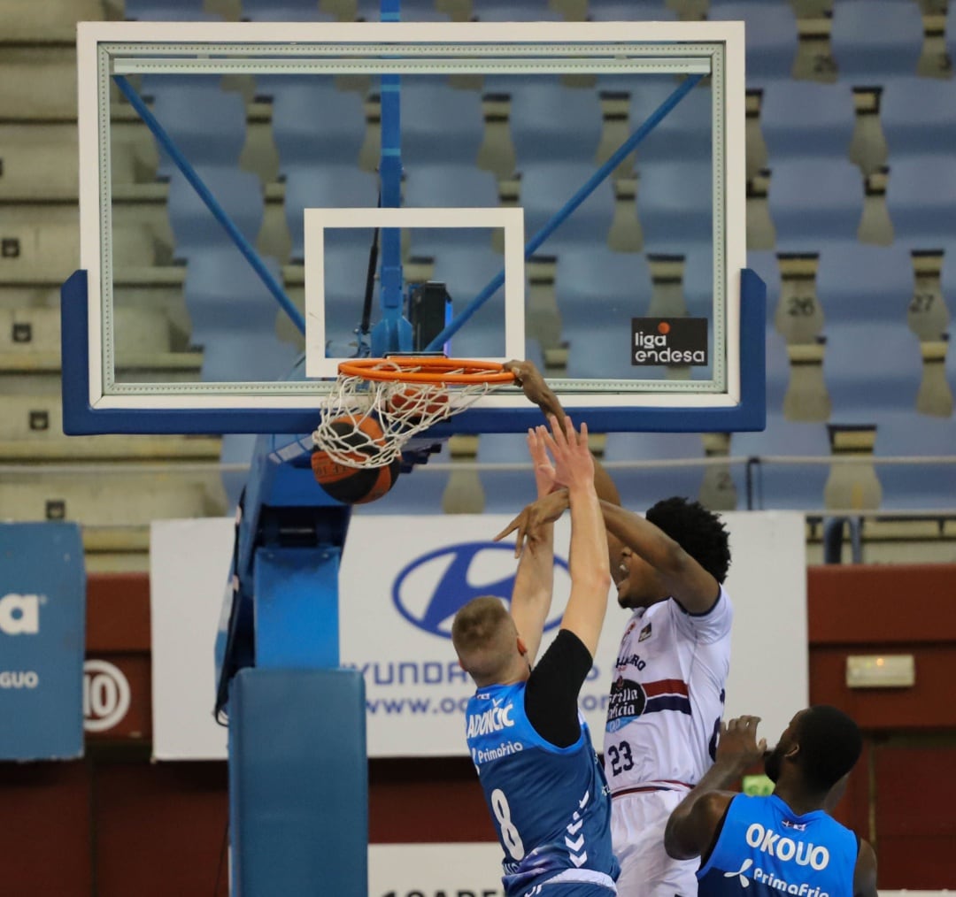 Steven Enoch, con su contundencia habitual, hunde el balón en el aro del GBC