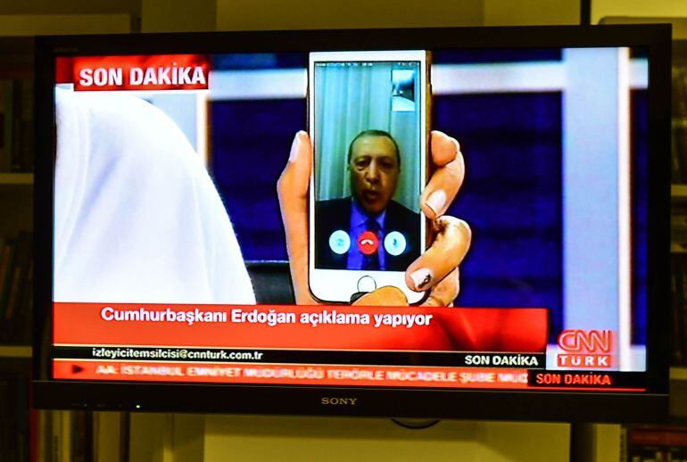 El presidente turco, Recep Tayyip Erdogan, habla en la CNN de Turquía a través de FaceTime