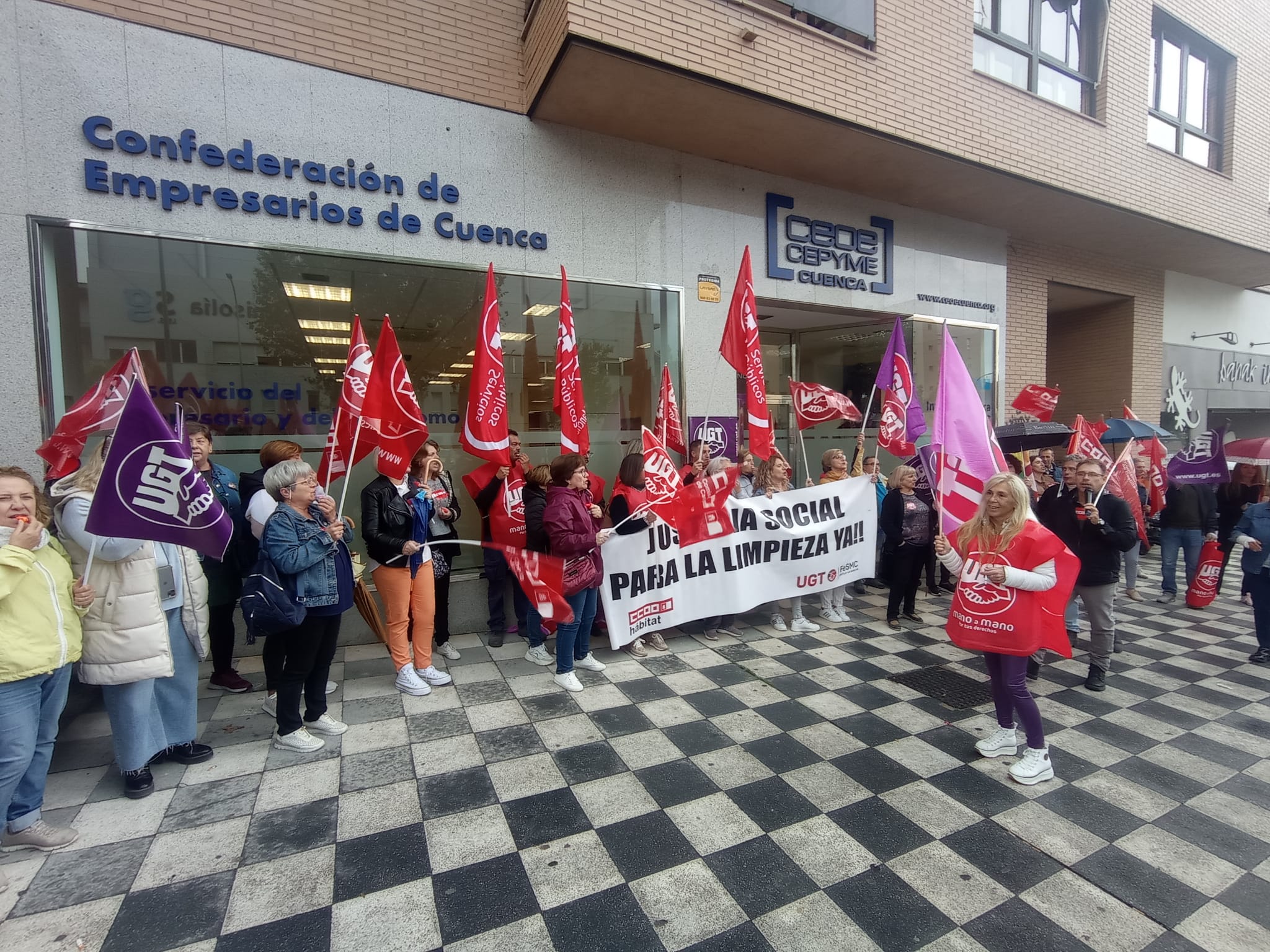Trabajadoras de limpieza ante la sede de la patronal conquense