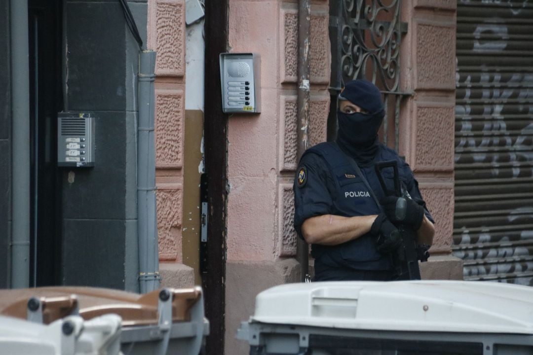 Uno de los agentes que participa en el despliegue antiterrorista en el barrio de la Barceloneta de la capital catalana 