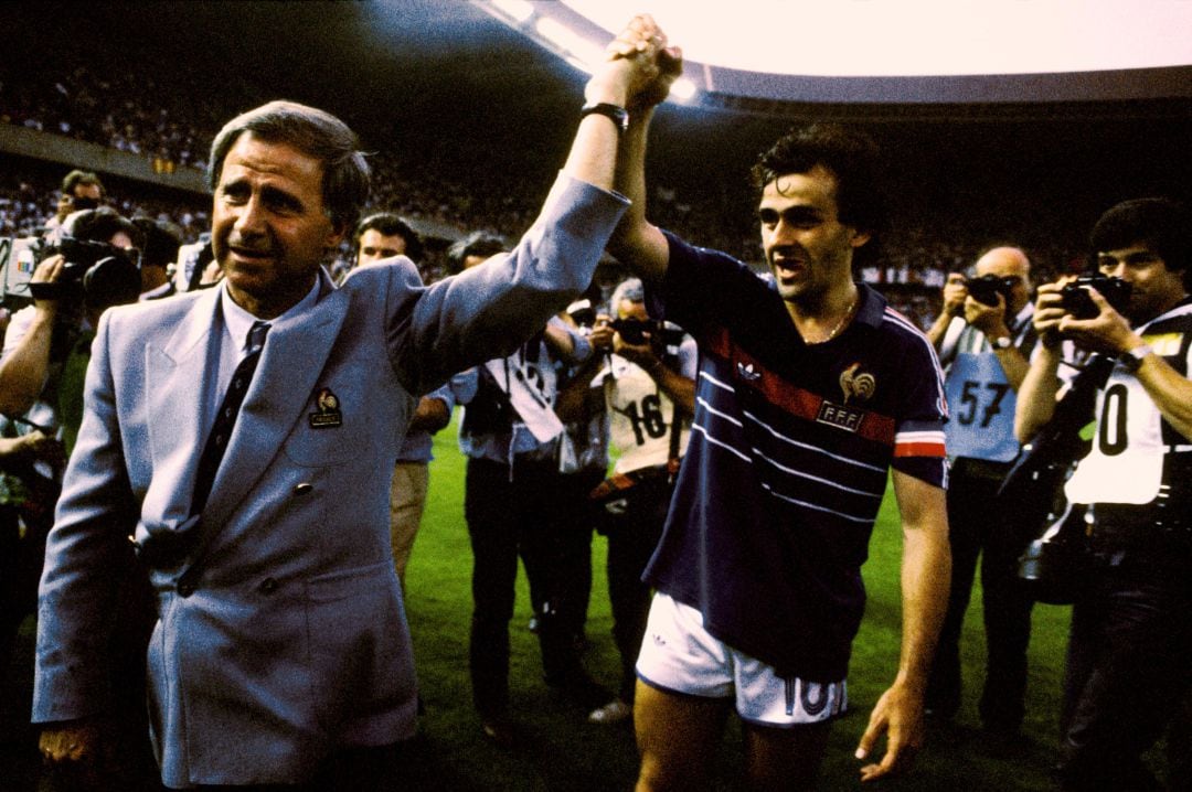 Michel Hidalgo y Platini celebran la victoria de Francia en la Eurocopa.