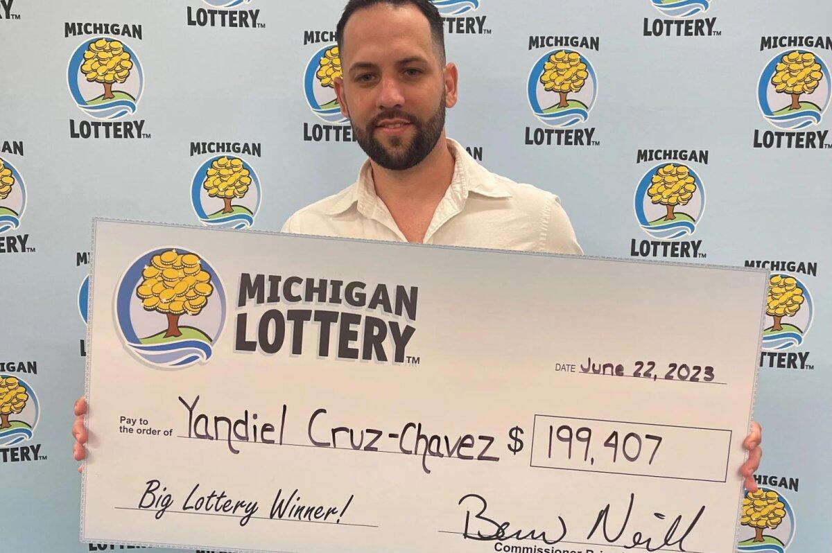 Yandel Cruz Chaves en la sede de la Lotería de Michigan