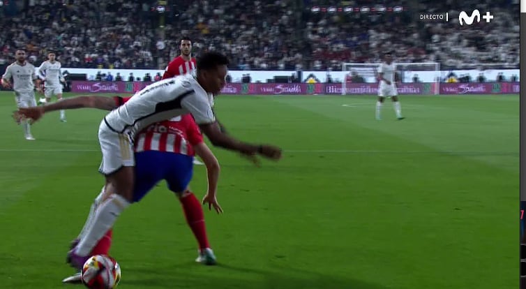 Rodrygo cae en el área del Atlético de Madrid tras un contacto con Mario Hermoso