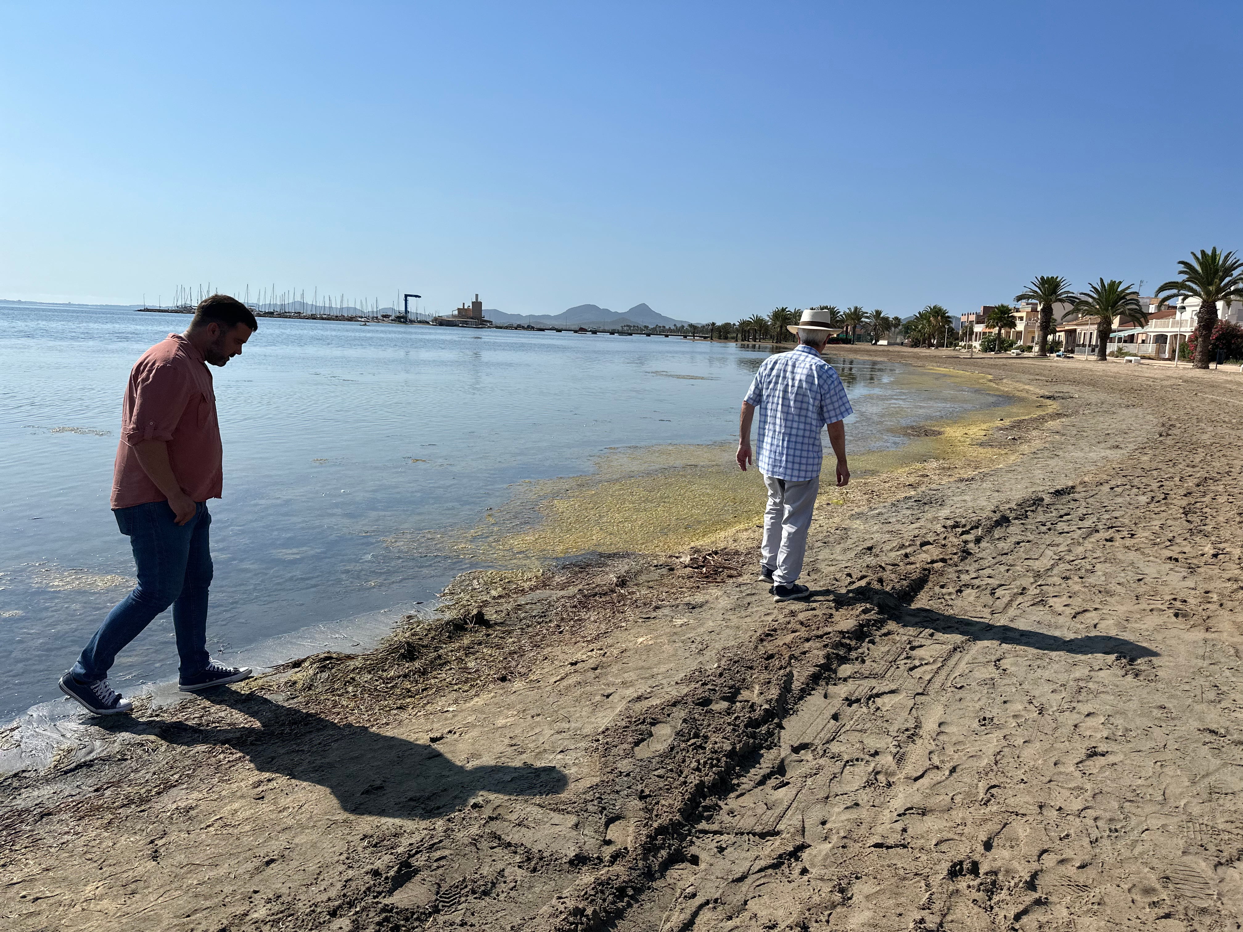 El concejal, Juan José López, camina por las playas de Los Urrutias