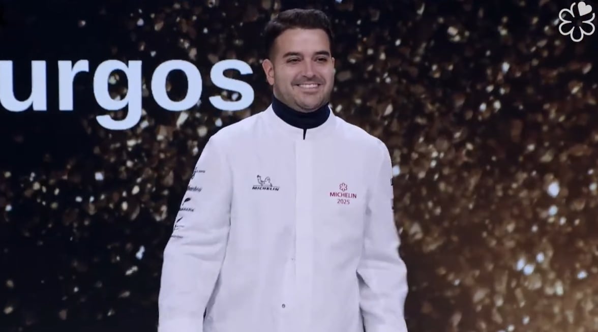 Ricardo Temiño, con la chaquetilla que le acredita como poseedor de 1 Estrella Michelin