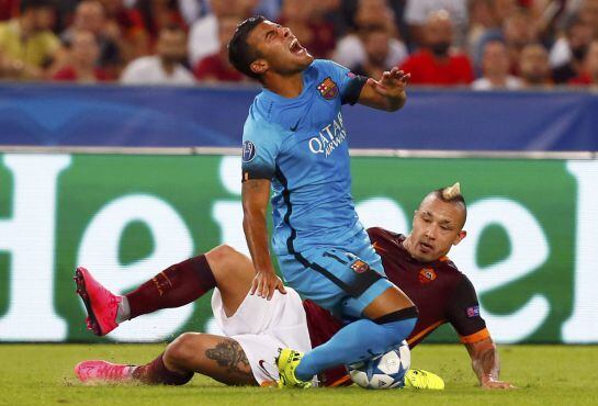 AS Roma's Radja Nainggolan (R) challenges Barcelona's Rafinha during their Champions League Group E stage match at the Olympic stadium in Rome, Italy , September 16, 2015. REUTERS/Tony Gentile