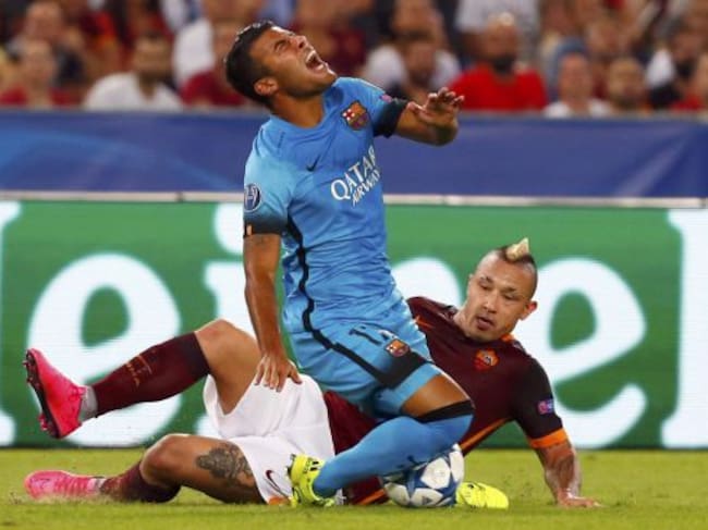 AS Roma's Radja Nainggolan (R) challenges Barcelona's Rafinha during their Champions League Group E stage match at the Olympic stadium in Rome, Italy , September 16, 2015. REUTERS/Tony Gentile