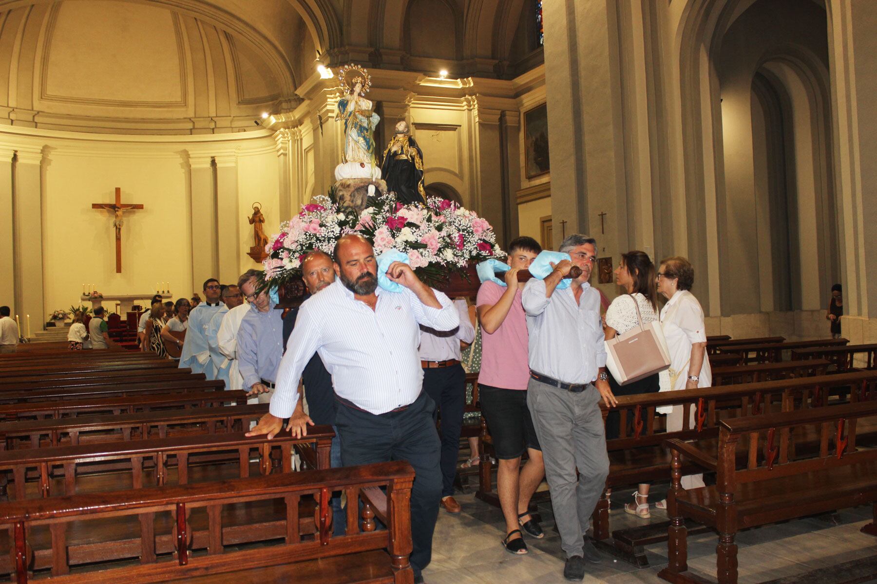 La imagen de la Peregrina saliendo de la iglesia de San Mauro y San Francisco