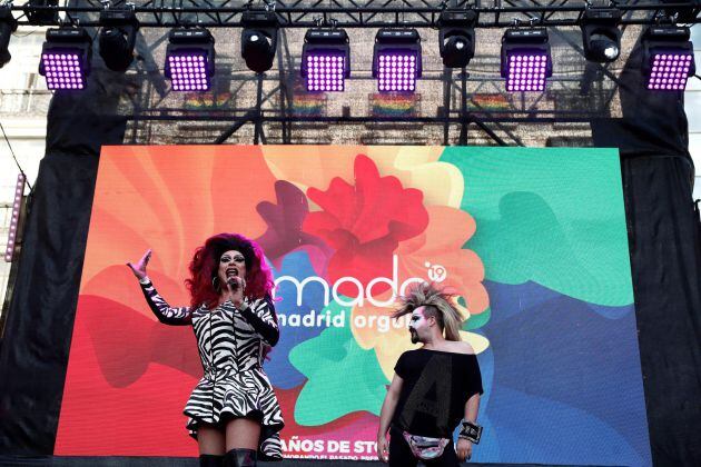 La Plexy (i) da la bienvenida a los asistentes en los momentos previos a la lectura del pregón del Orgullo 2019.