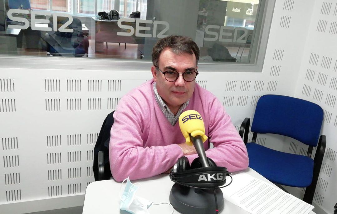 Javier Flores, en los estudios de Radio Puertollano Cadena SER 