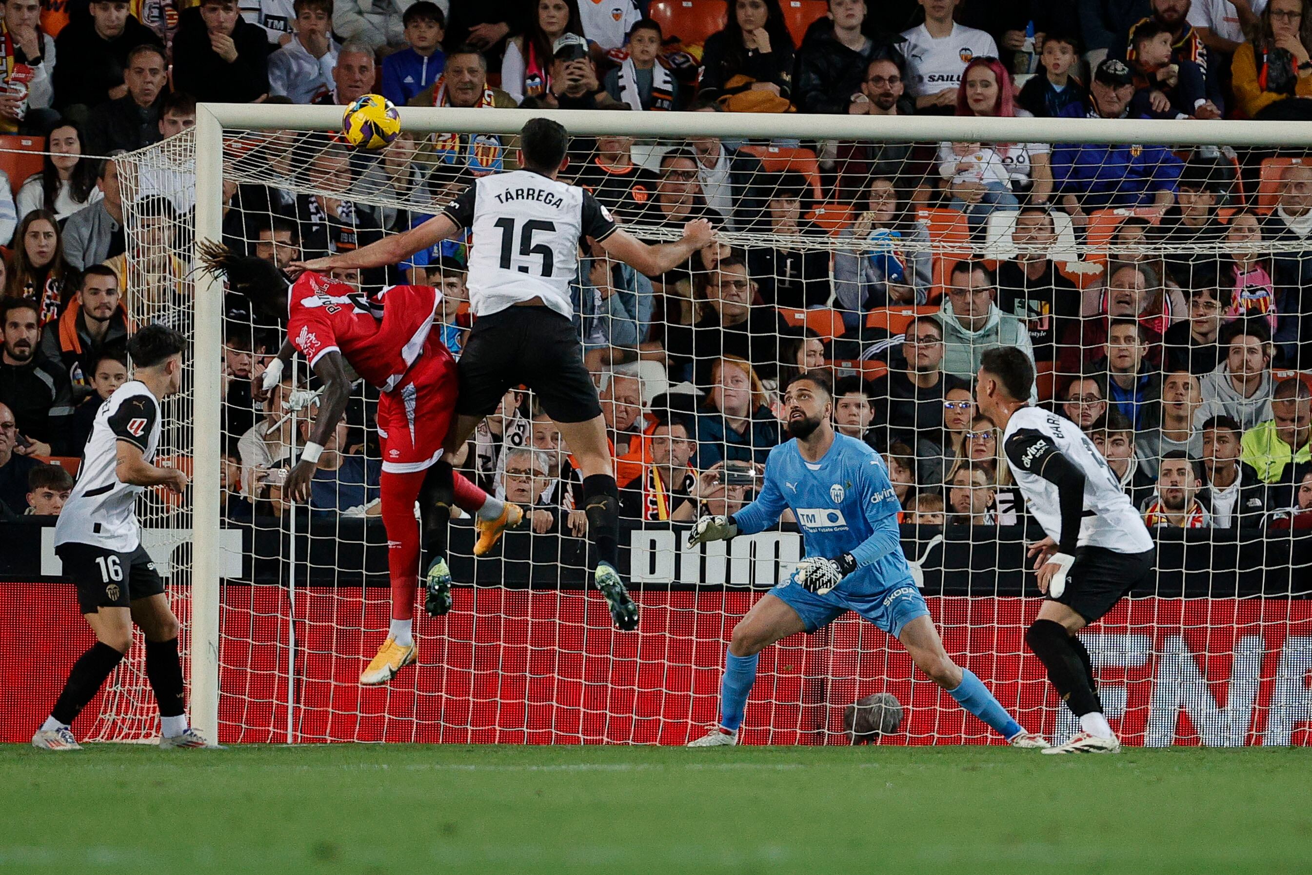 VALENCIA, 07/12/2024.- El centrocampista senegalés del Rayo Vallecano Pathé Ciss (2i) salta por el balón con César Tárrega, del Valencia CF, durante el partido de la jornada 19 de LaLiga que Valencia CF y Rayo Vallecano disputan este sábado en el estadio de Mestalla. EFE/Manuel Bruque
