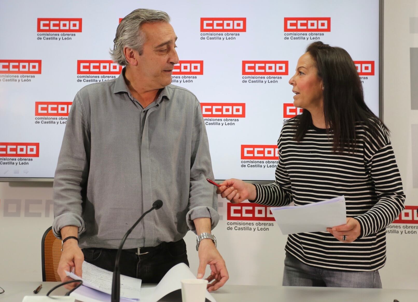 El secretario de Políticas Públicas y Diálogo Social de CCOO, Saturnino Fernández, y la adjunta a la Secretaría, Beatriz Sanz.