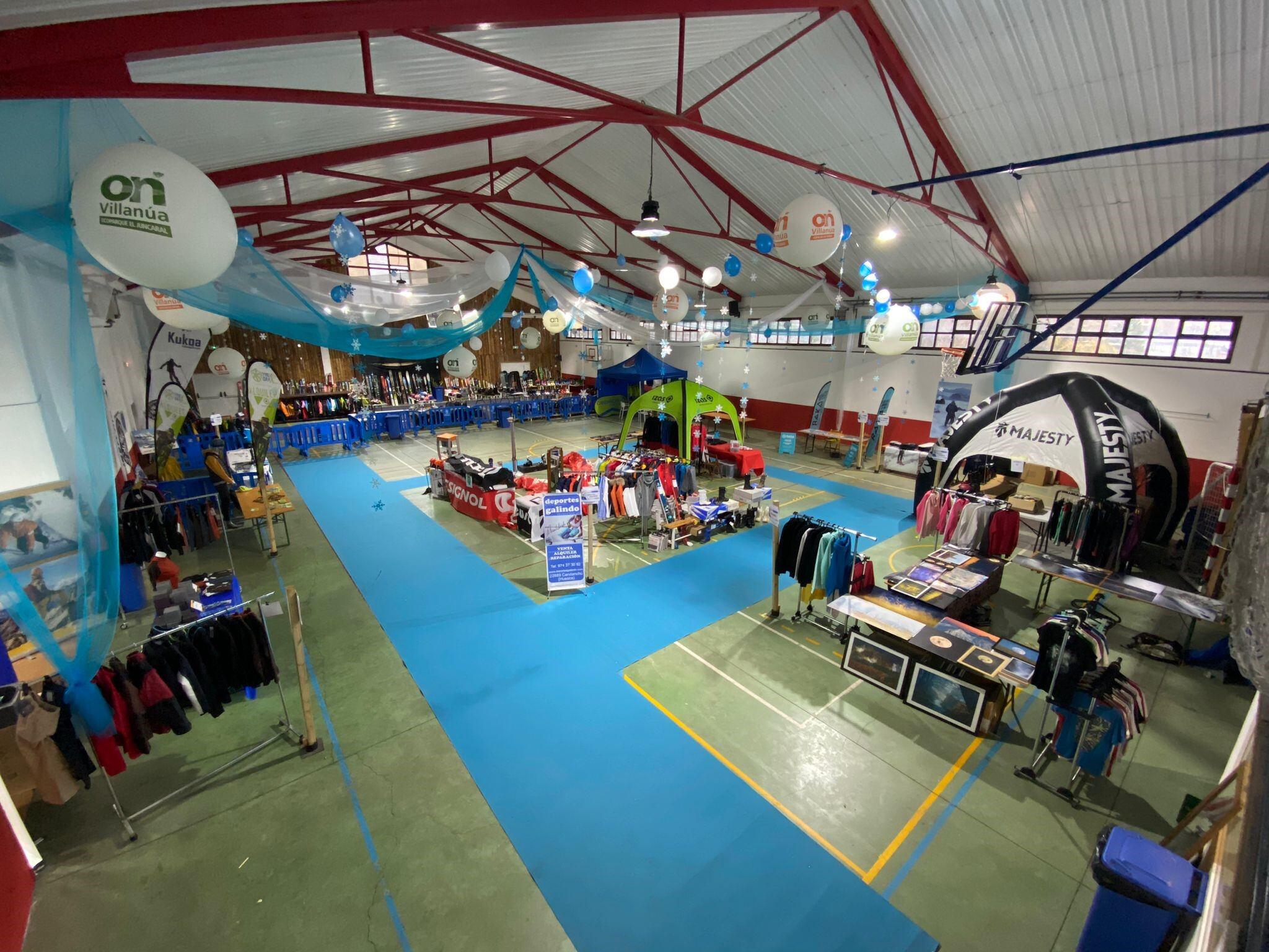 La Second Hand atrae cada año al polideportivo de Villanúa a establecimientos comerciales, entidades profesionales y clubes del valle del Aragón
