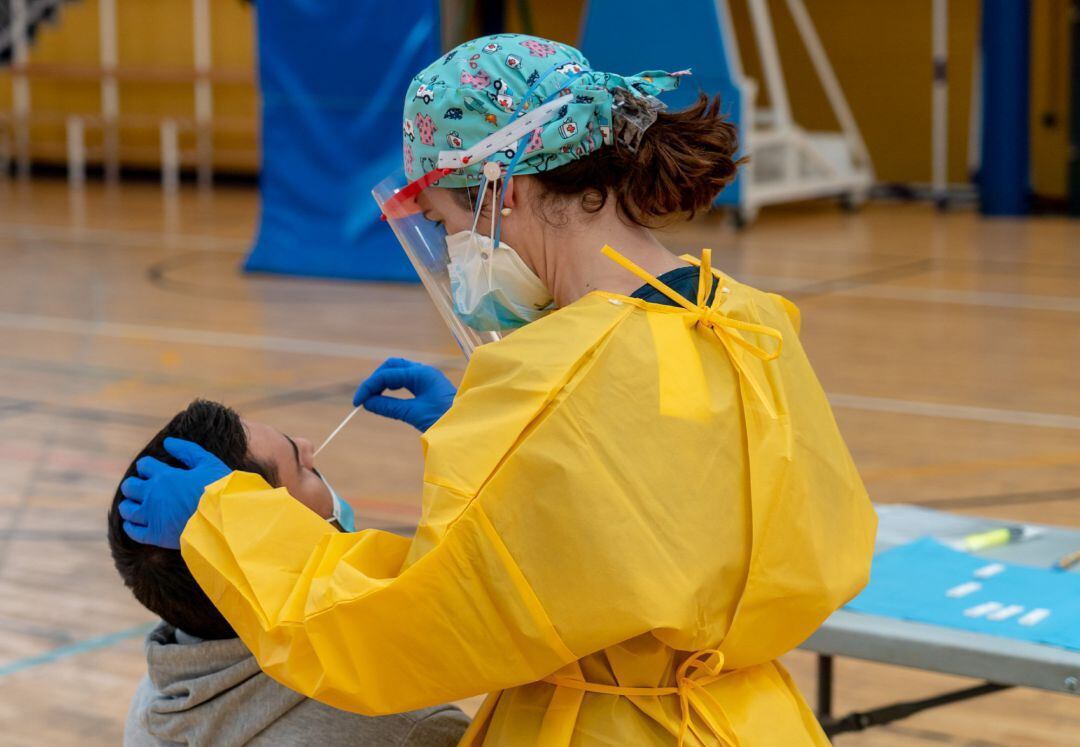 Sanitarios trabajando durante unas pruebas de cribado de COVID-19, en una imagen de archivo