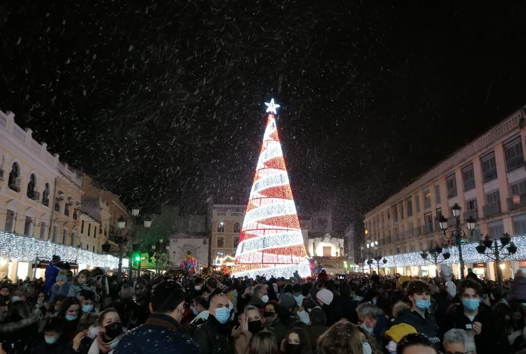 Miles de personas abarrotaron la Plaza Mayor para asistir al tradicional encendido de luces de Navidad