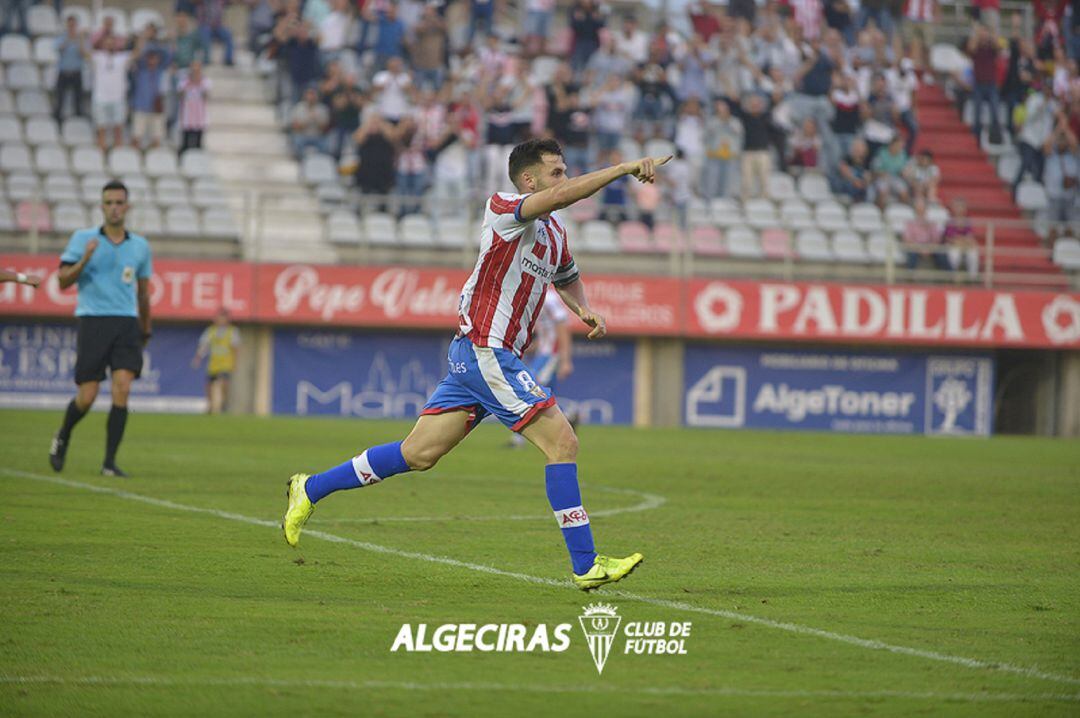 Iván celebra el gol.