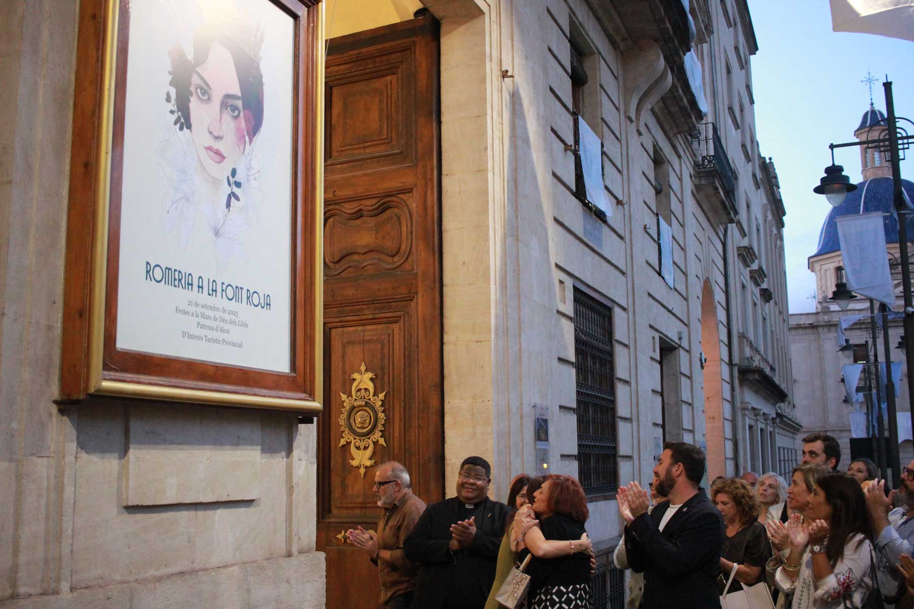 La presidenta de la Archicofradía, Reme Perelló, abraza a la autora del cartel, Lola Llopis, poco después de poder verse la obra por primera vez