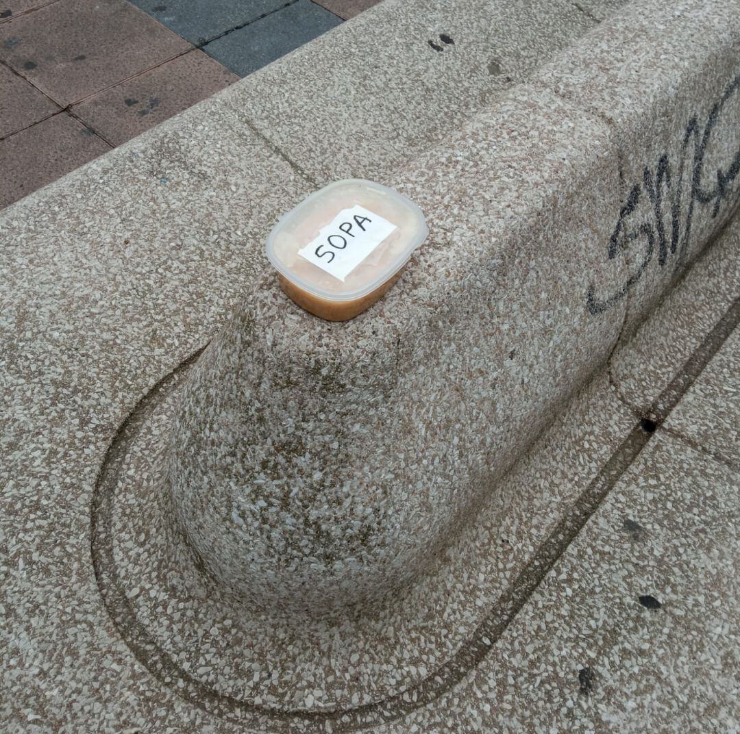 Uno de los tupper colocados en los bancos de la Plaza del Gongo de Puertollano