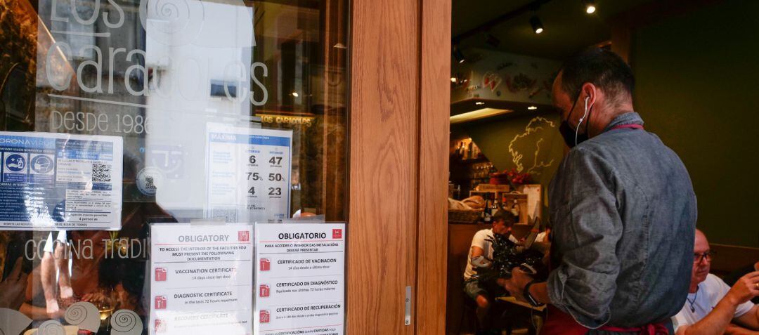 Carteles de indicaciones de obligatoriedad de presentar certificados antes de acceder al interior