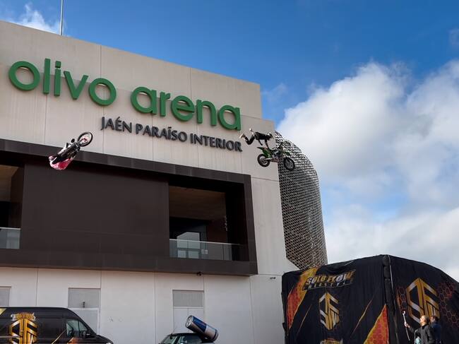 Dos pilotos durante una acrobacia en la presentación del Solo Flow Freestyle en Jaén.